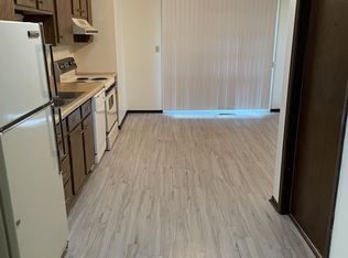 512 Breezy Point Dr #16, Clinton, IA 52732