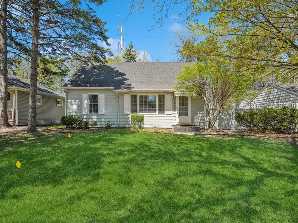 1645 Rose Pl, Roseville, MN 55113