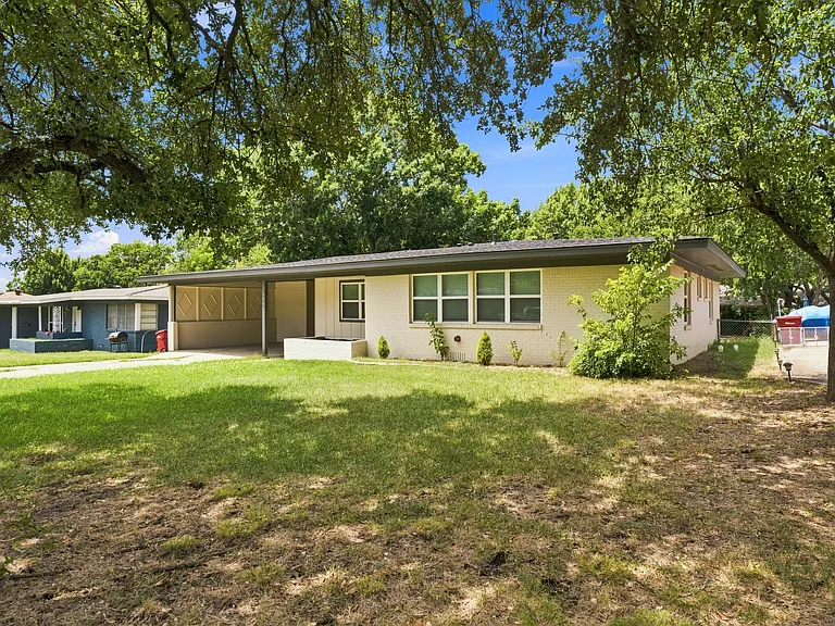 1411 W Shields Dr — Photo 3