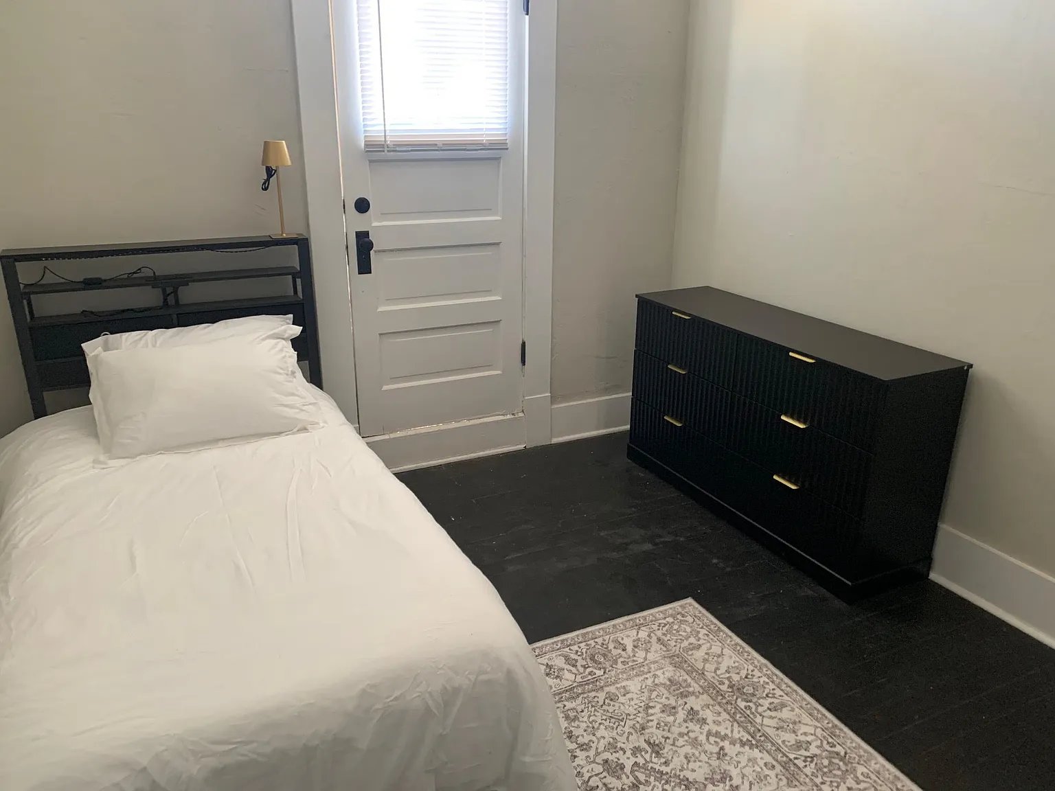 11 bed, 4096 sqft, $950 — Photo 3
