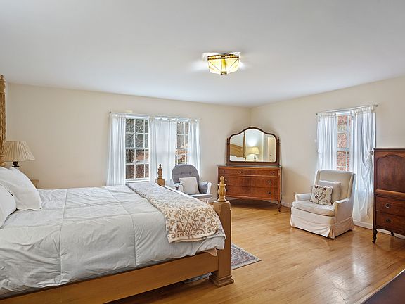 4th image of 26 Overlook Ln
