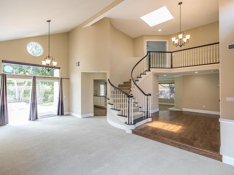 1st image of 352 Cliffhollow Ct