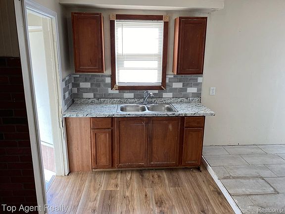 4th image of 16284 Coram St