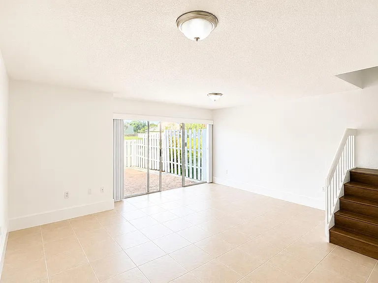 887 Crystal Lake Dr — Photo 6