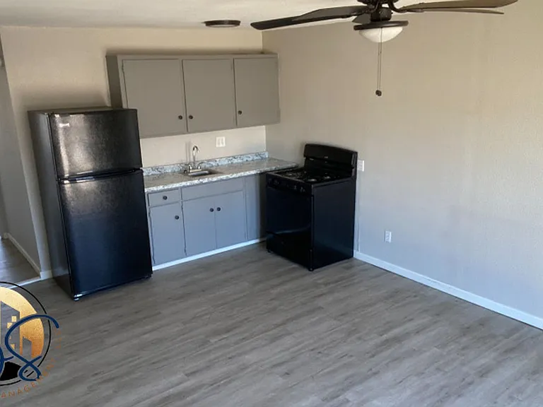 1104 W Broadway St — Photo 10