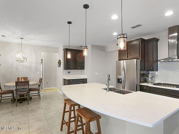 4th image of 303 Beale Ave