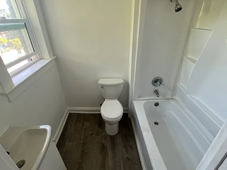 909 Hollins St — Photo 2