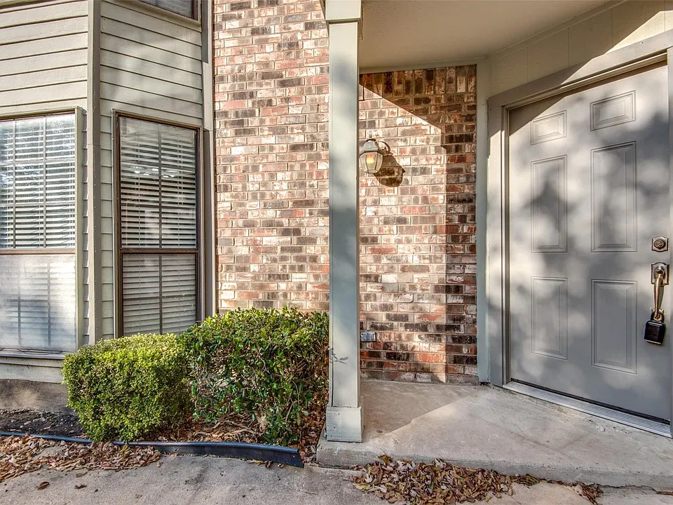 300 Canyon Ln