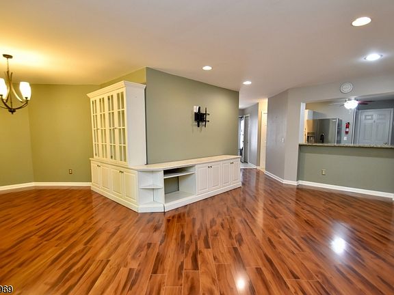 3rd image of 7 Pine Hollow Ct