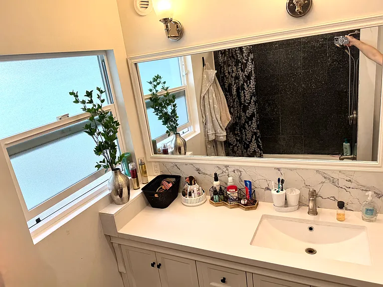 467 Levering Ave — Photo 10