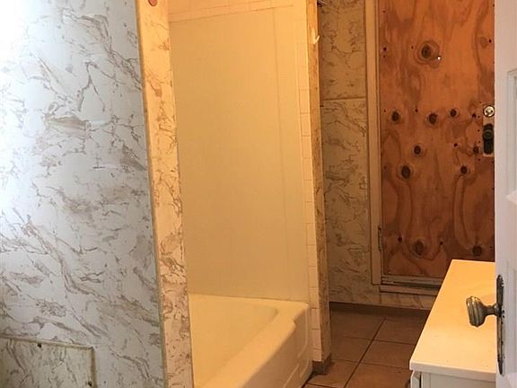 3rd image of 475 Hudson Ave APT Bsmt