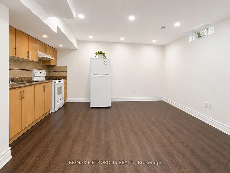 81 Trumpeter St #BASEMENT — Photo 6