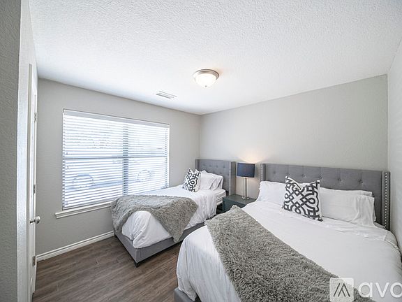 4th image of 5101 Graceland Dr