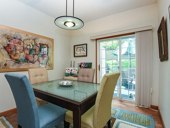 5th image of 556 Willoughby Way W