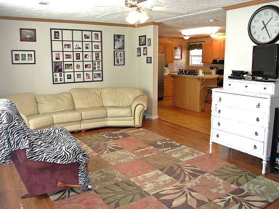 3rd image of 210 Creekview Dr
