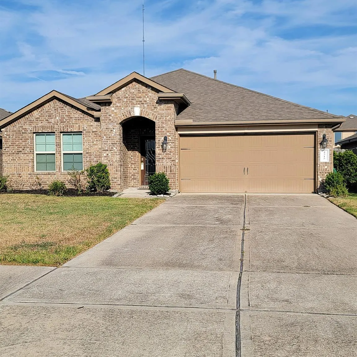 4 bed, 2.0 bath, 2210 sqft, $2,500 — Photo 2
