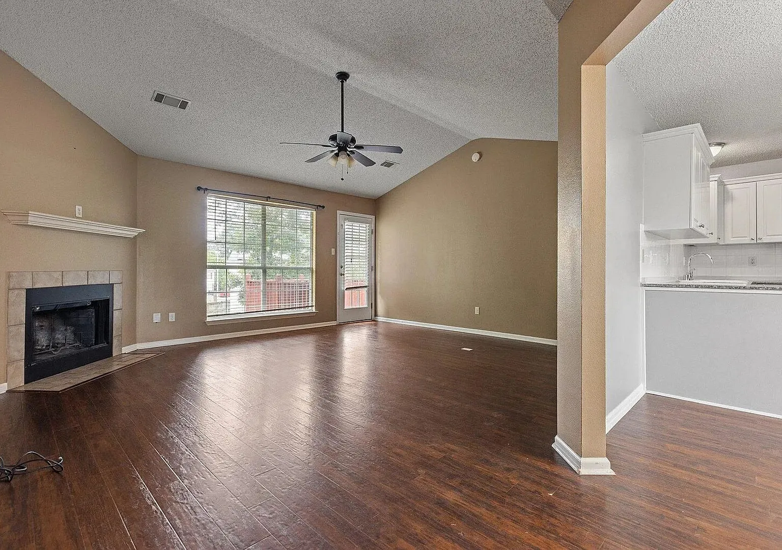 3 bed, 2.0 bath, 1800 sqft, $2,100 — Photo 2