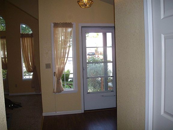 3rd image of 402 Somerset Dr
