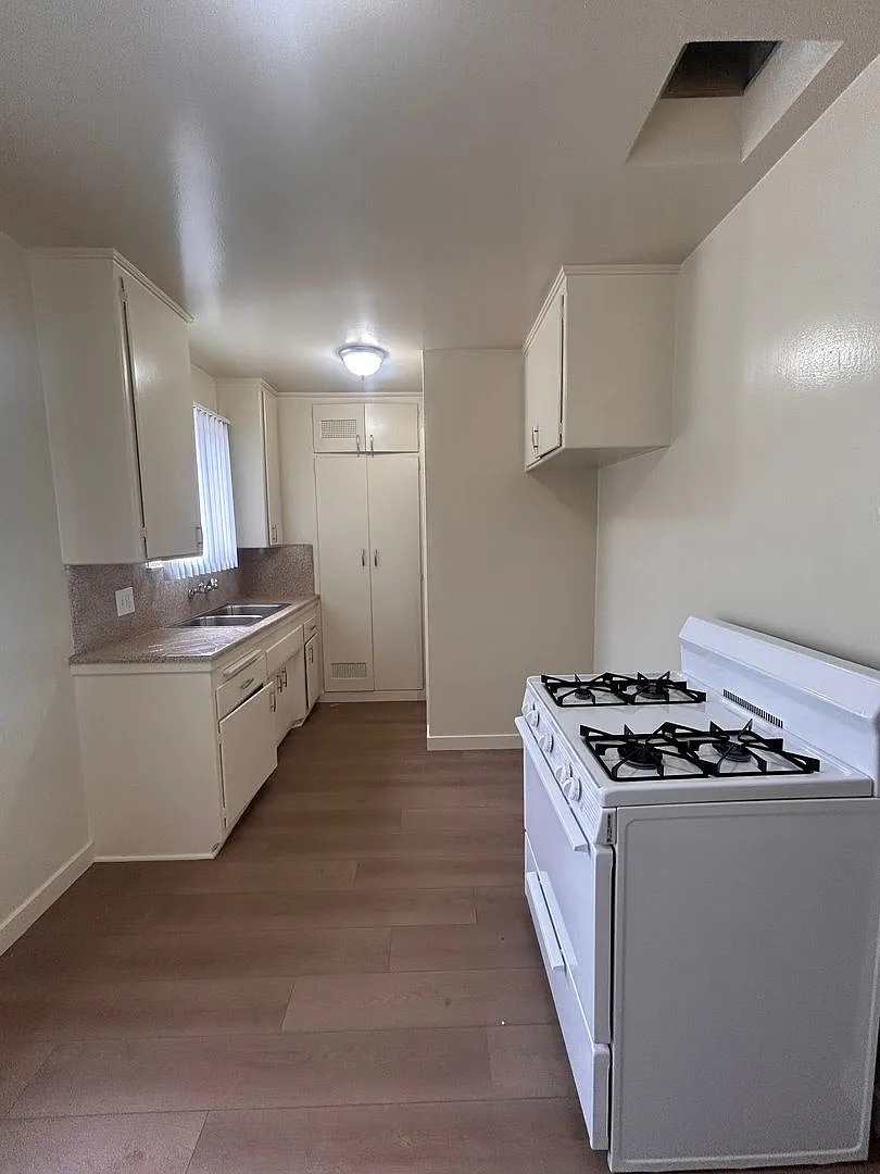 Building Photo - 4588 W El Segundo Blvd #300