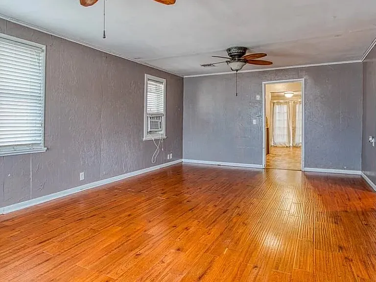 813 N Burford Ave — Photo 1