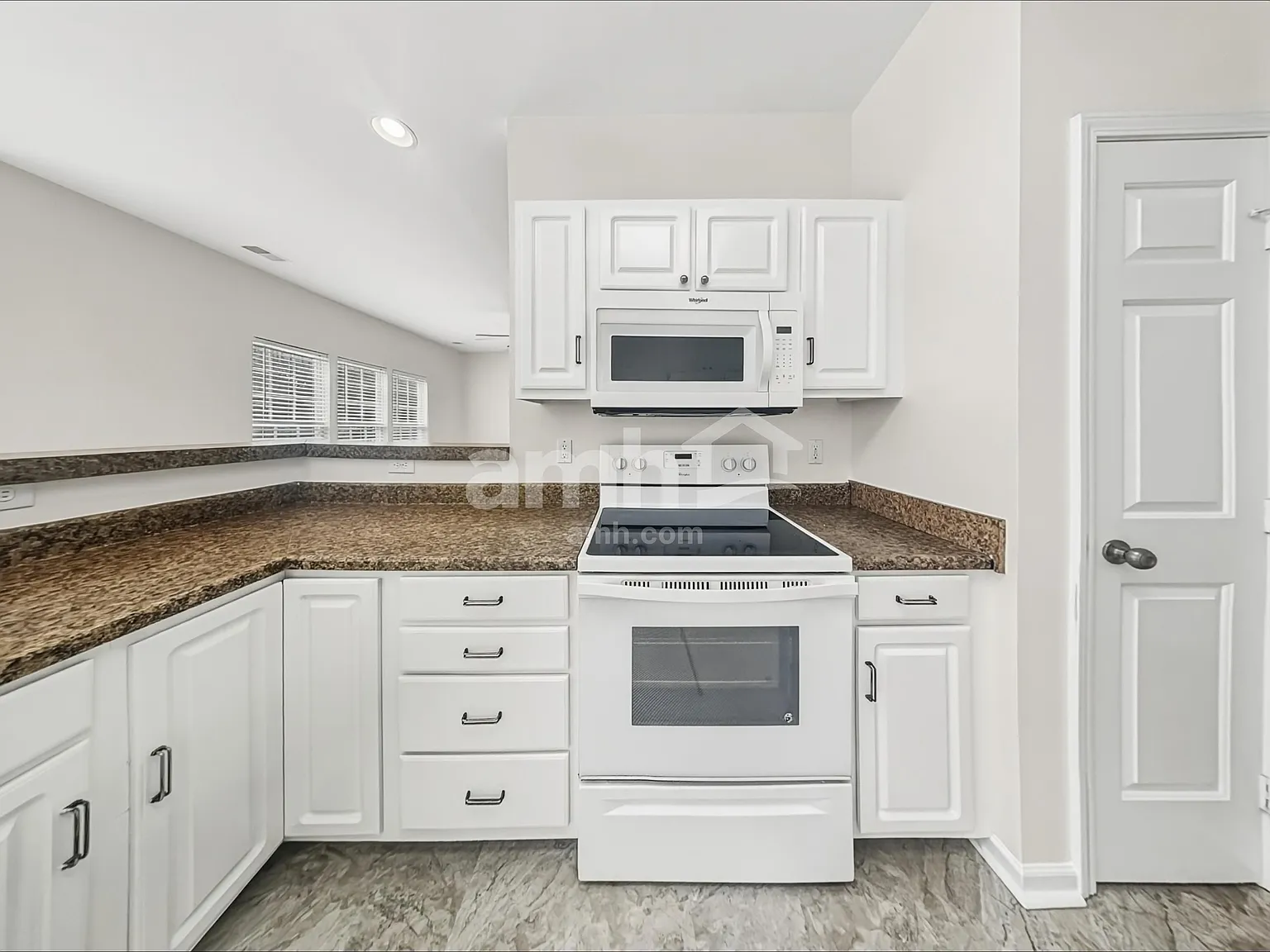 3 bed, 2.5 bath, 1839 sqft, $2,000 — Photo 3