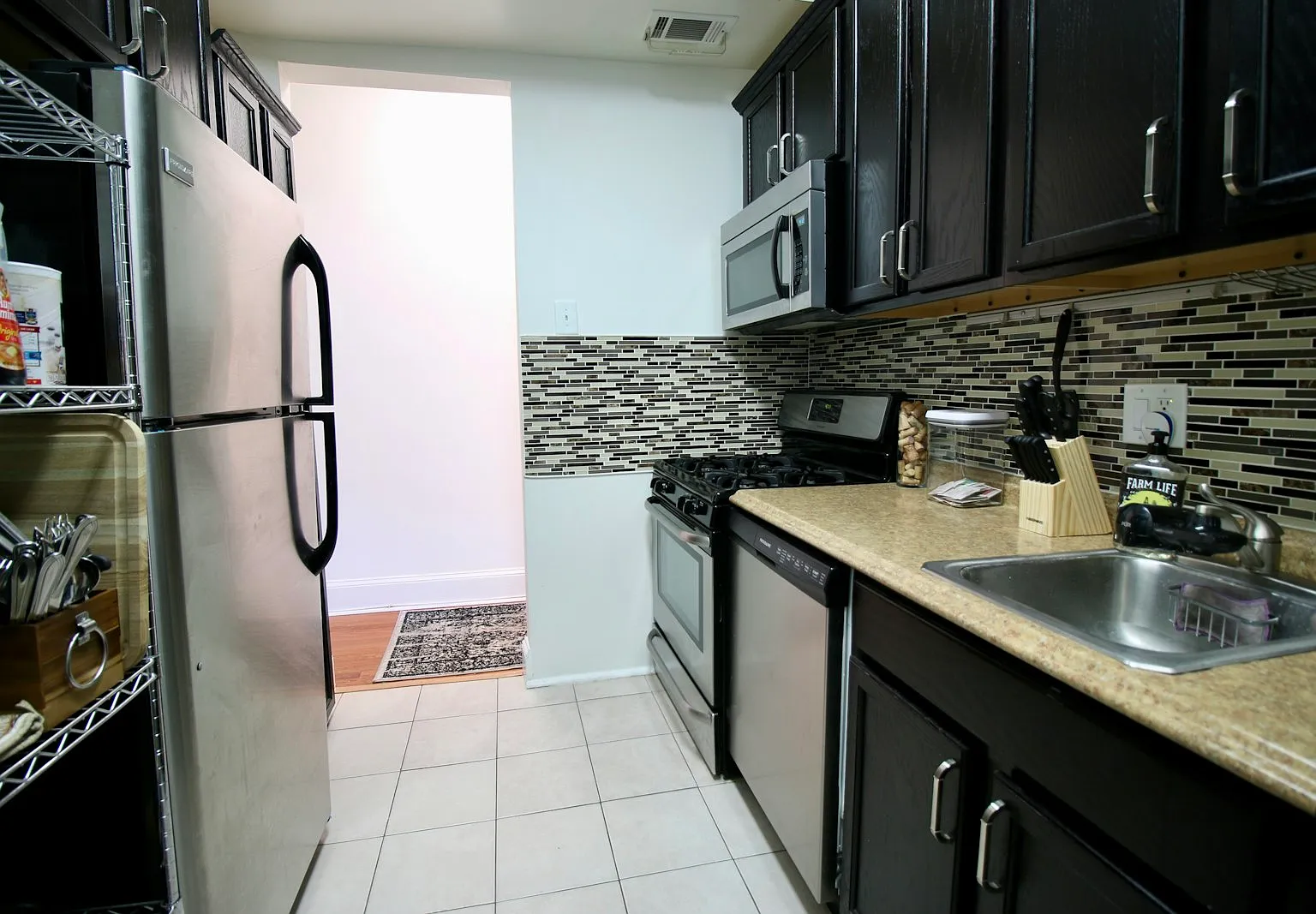 1423 E Street NE, Unit First Floor — Photo 3