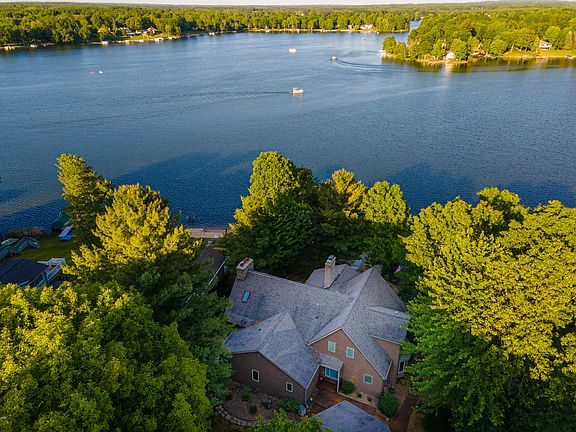 3rd image of 7980 Island Ct
