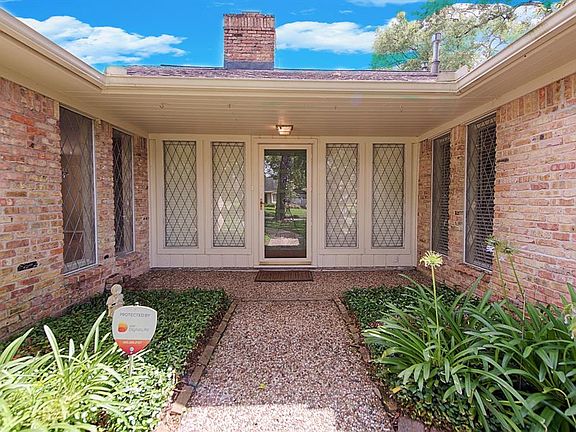 4th image of 4115 Clovernook Ln