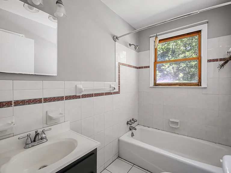 320 Oak St — Photo 3