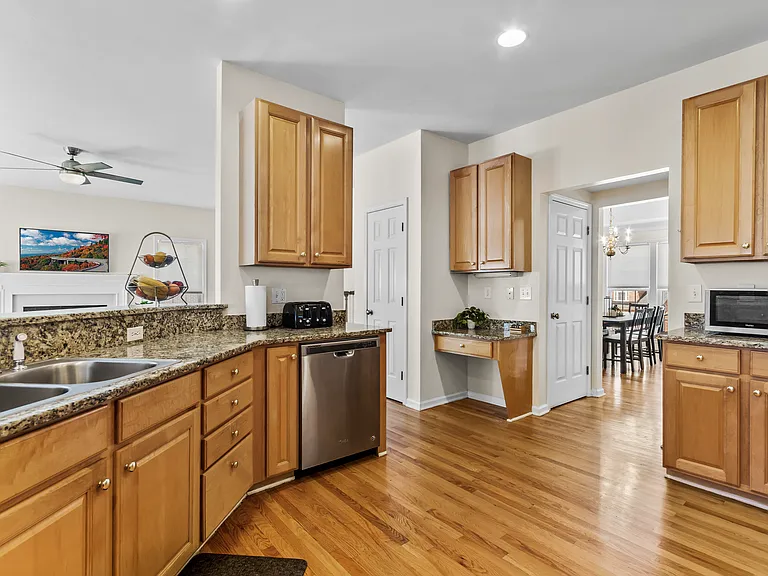 8 Bentley Way — Photo 17