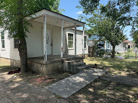 3rd image of 2631 Bentley Ave