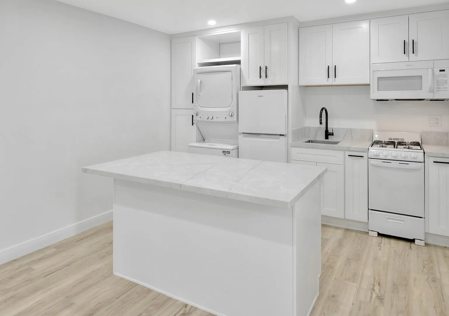 New on the market One bedroom, One bathroom in National City — Photo 2