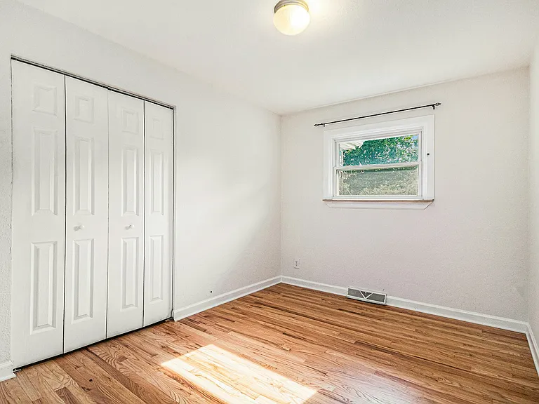 1035 N Maple Rd — Photo 14
