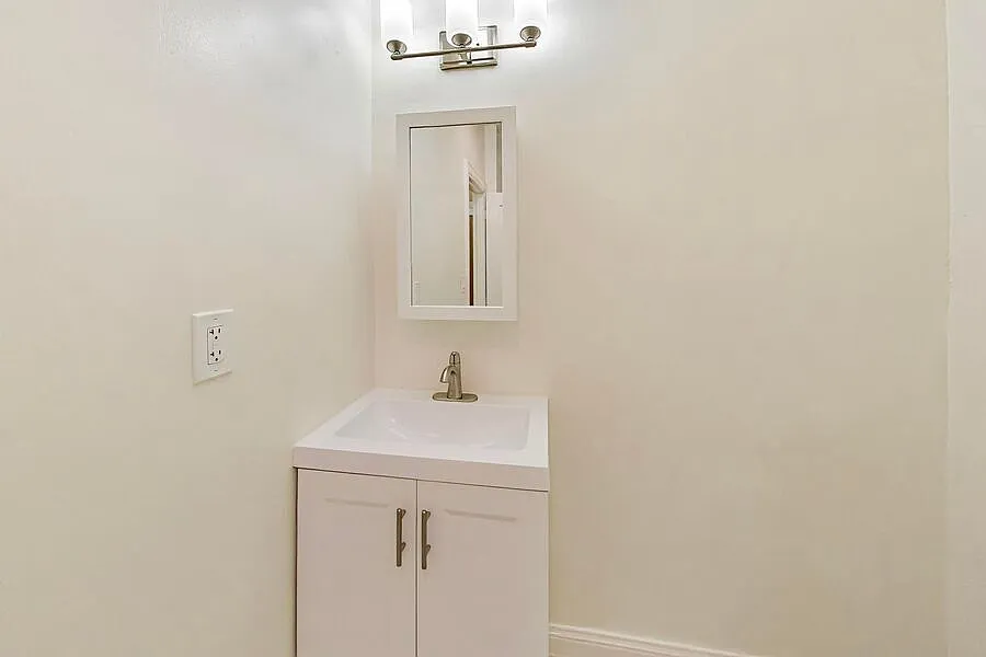 Spacious 3BR Apartment with Open Layout | Prime Berkeley Location — Photo 3