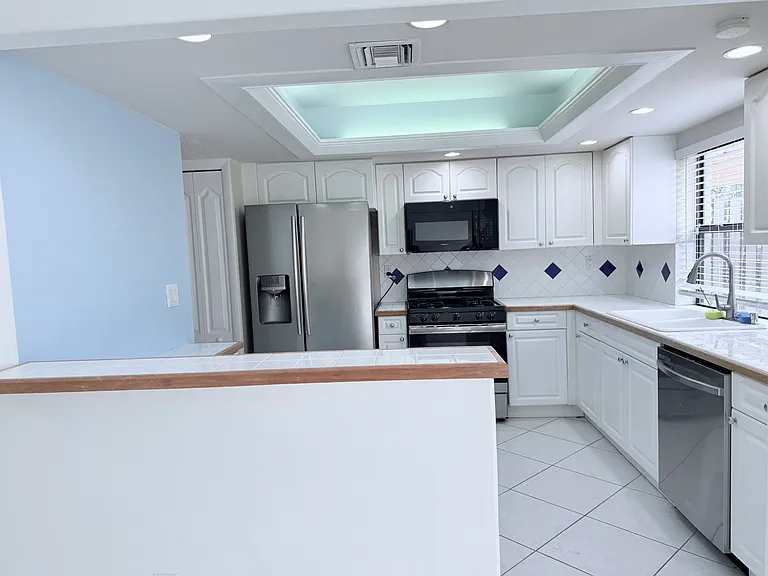 10532 SW 112th Ave — Photo 2
