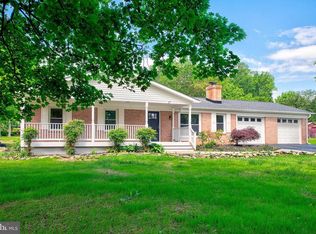 27 Honeybee Ave, Round Hill, VA