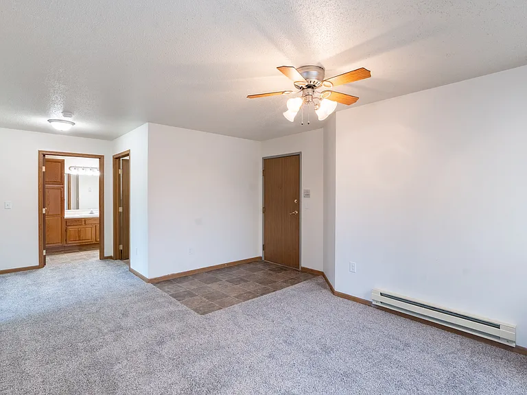 Fargo, ND Oxford Apartments | 21B | Dining