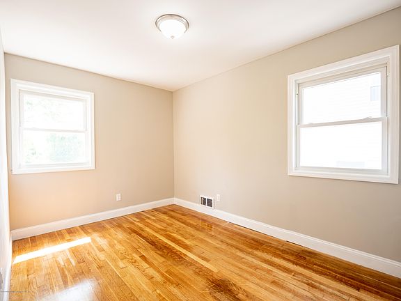 5th image of 344 Seaver Ave