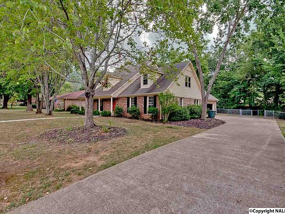 2-Car Garage w/side entry 
