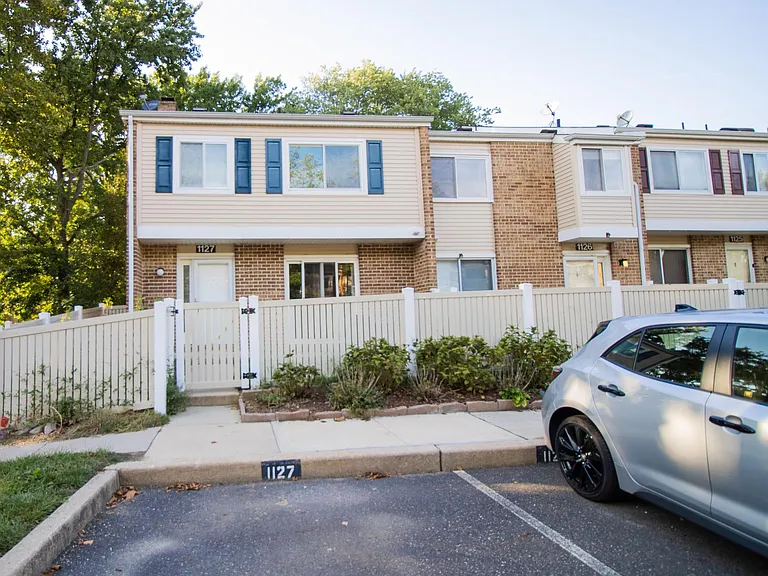 1127 Thackary Ct — Photo 32