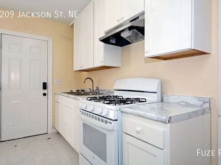 2209 Jackson St NE — Photo 9