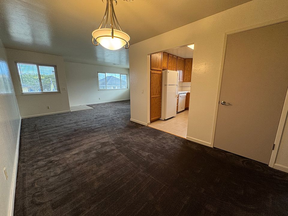 LIVING ROOM/DINING AREA