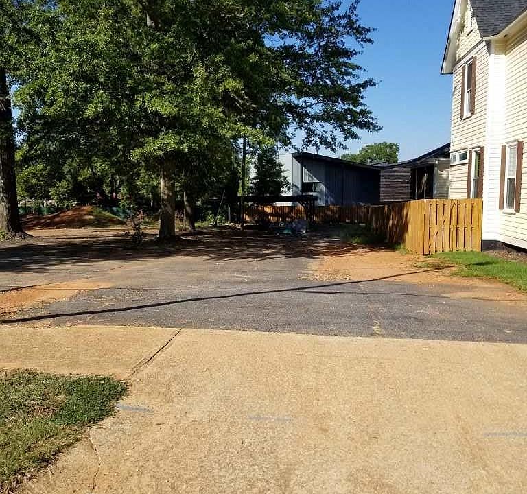 2nd image of 302 Perry St