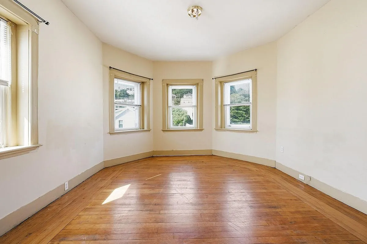3 bed, 1.0 bath, 1400 sqft, $2,500 — Photo 2