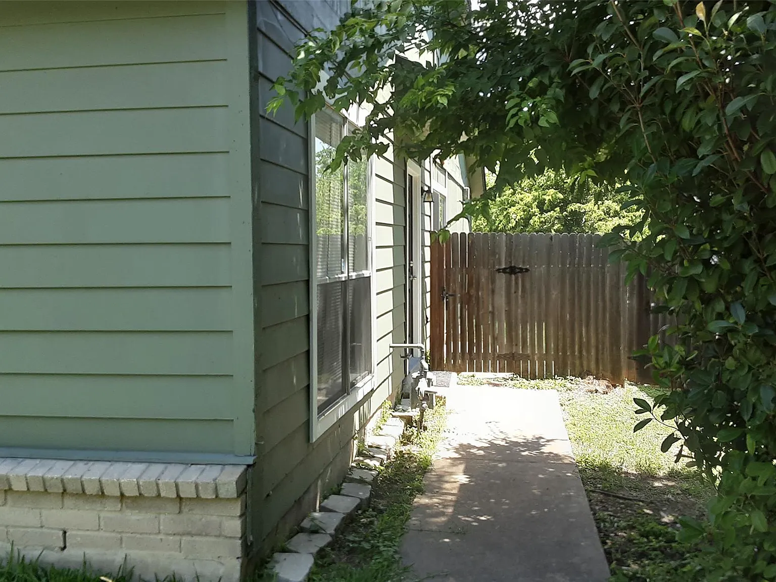 3 bed, 2.0 bath, 1036 sqft, $1,475 — Photo 2