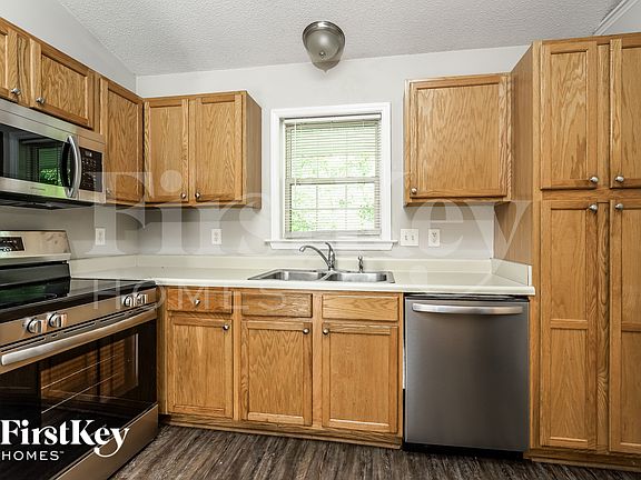 5th image of 1800 Holly Crescent Ln