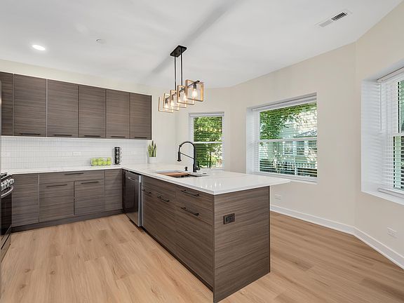 4th image of 1111 Erie St #1