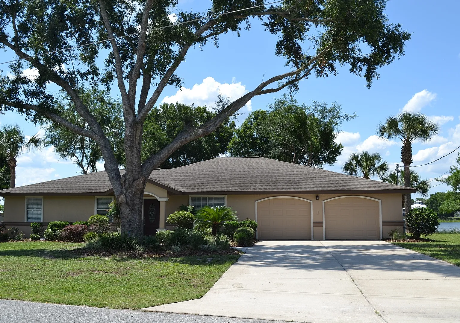 Lake Weir - Bird Island Rental - 5/3/2 Water Front Living at it's Best! — Photo 1