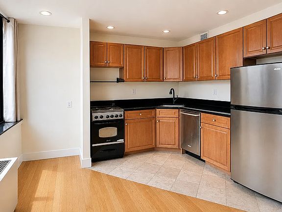 5th image of 207 E 37th St Ph 1
