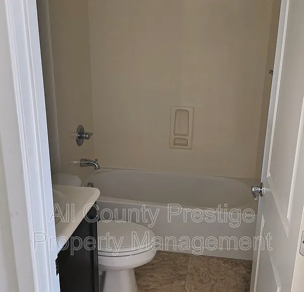 815 E Rose Ln #110 — Photo 9